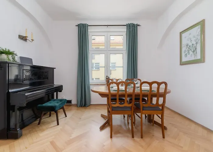 Spacious Retro Apartment In The Center Of Cracow By Noclegi Renters
